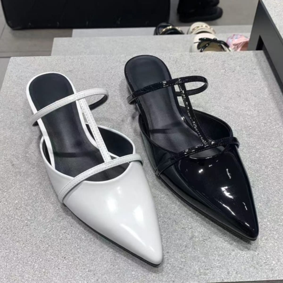 Chengmeizu 2024 Summer New Women's Shoes French Style Pointed Toe T-Strap Low Heel Mules Flat Sandals