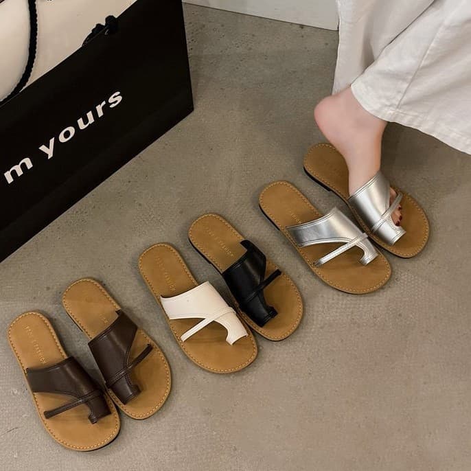 Retro Toe Loop Sandals for Women Summer Outdoor 2025 New Style Flat Beach Sandals for Dresses