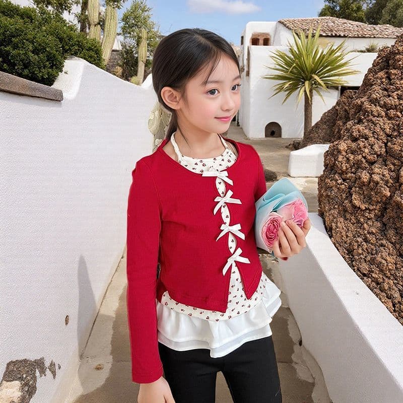 Stylish two-piece base layer top for girls, color-blocked design, perfect for spring and autumn, trendy clothes for children and babies, unique style for spring and autumn, suitable for wearing outside.