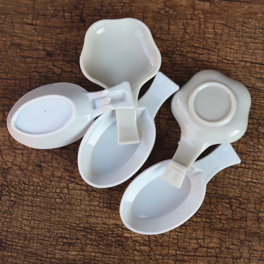 Inkstone Hall wholesale white brush rest, student calligraphy set with plastic spoon-shaped plum blossom brush washer and ink dish.