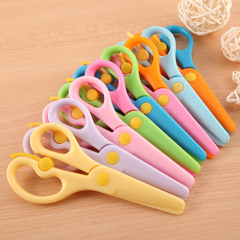 Factory direct wholesale plastic manual scissors, student scissors, preschool scissors, cartoon anti-pinch elastic children's safety scissors.