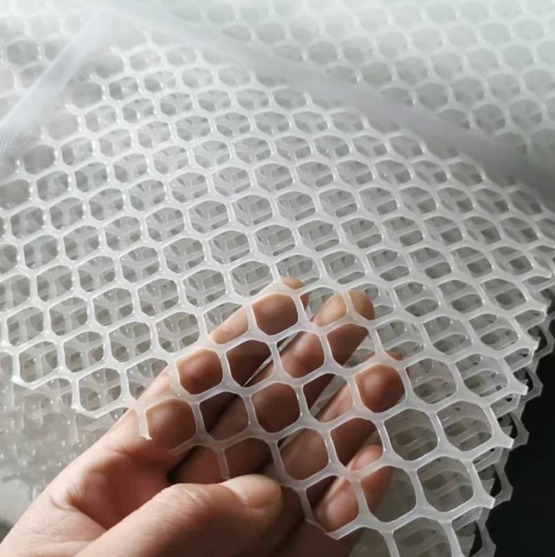 Guangdong Supplier with Ready Stock: Small-Hole Plastic Nets for Poultry and Balcony Flooring