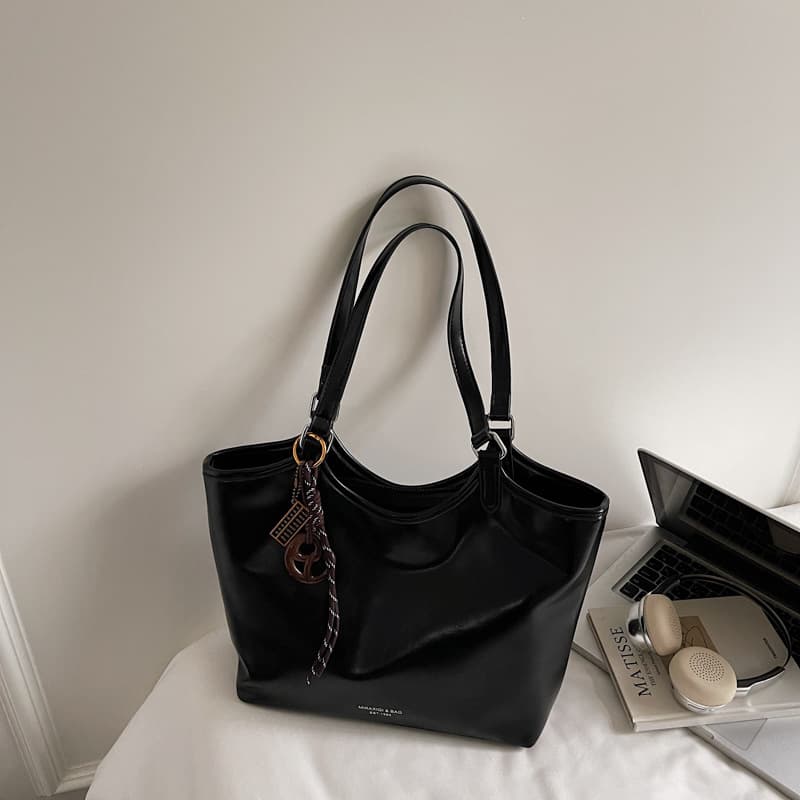 Large-capacity armpit bag women's summer new fashion commuter shoulder bag high-value niche tote bag