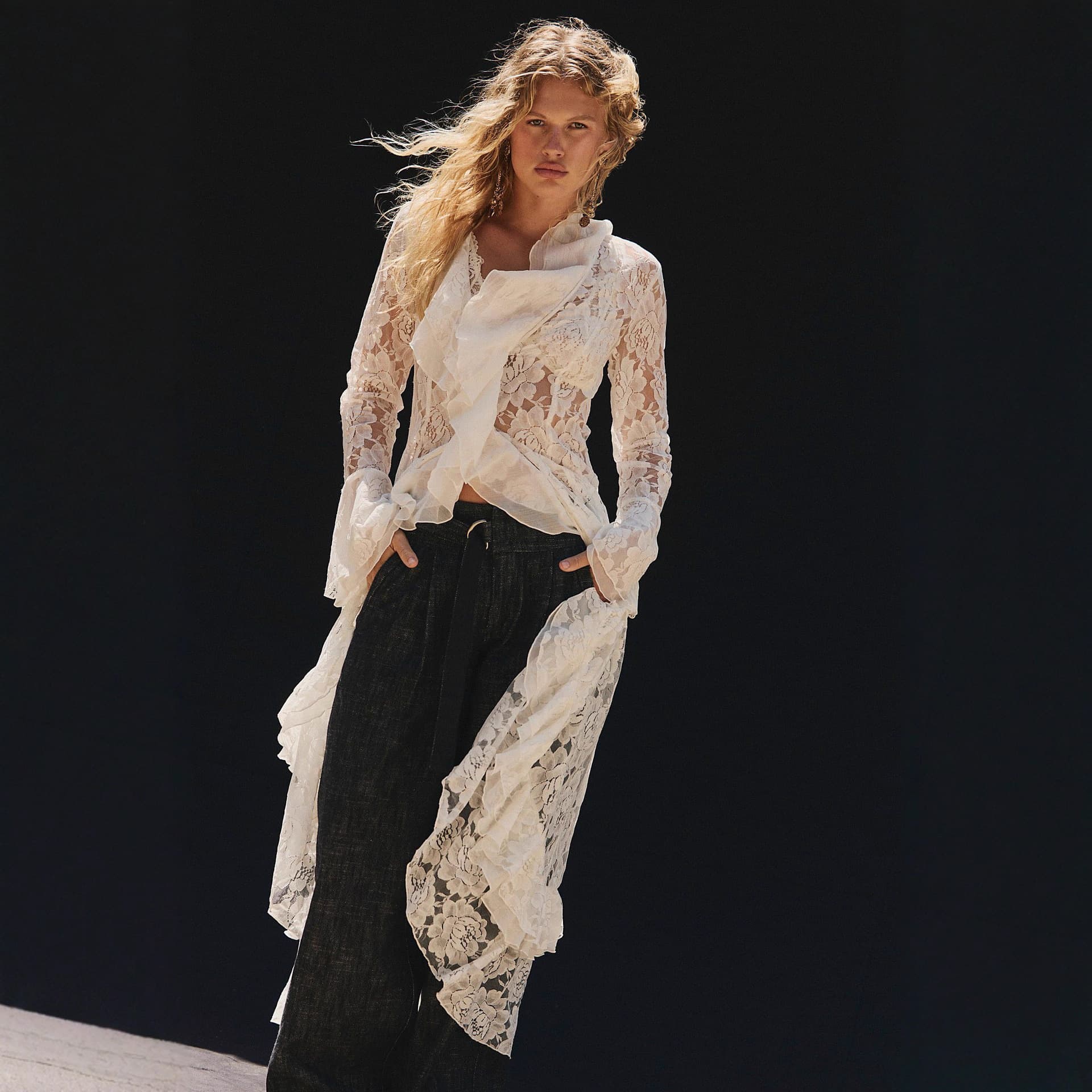 Amazon Europe and America's new lace see-through sunscreen long skirt cardigan bikini beach cover-up with elegant temperament