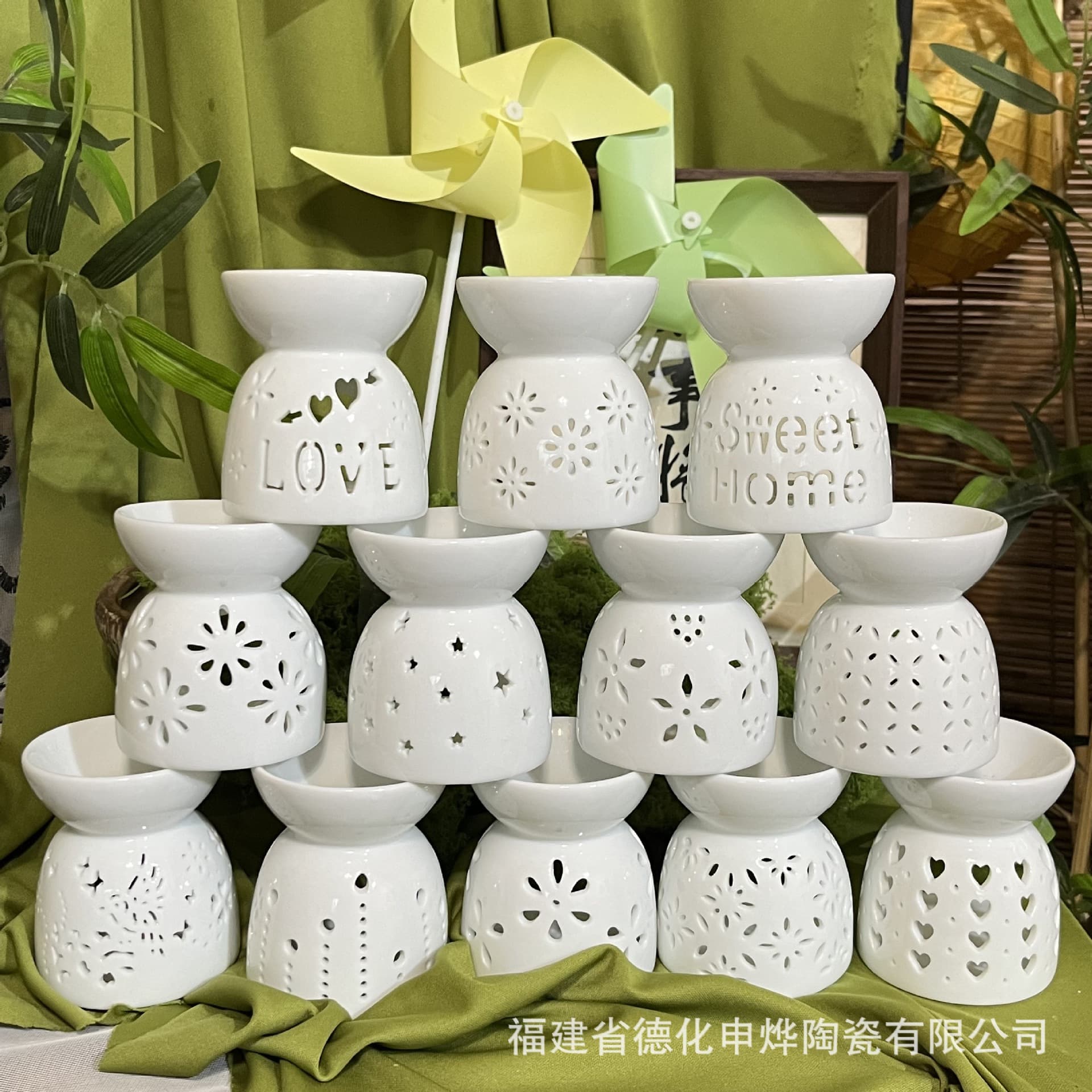 Creative hollowed-out aromatherapy burner, handicraft, household candle, light luxury ceramic essential oil aromatherapy burner, compact and purifies the air.
