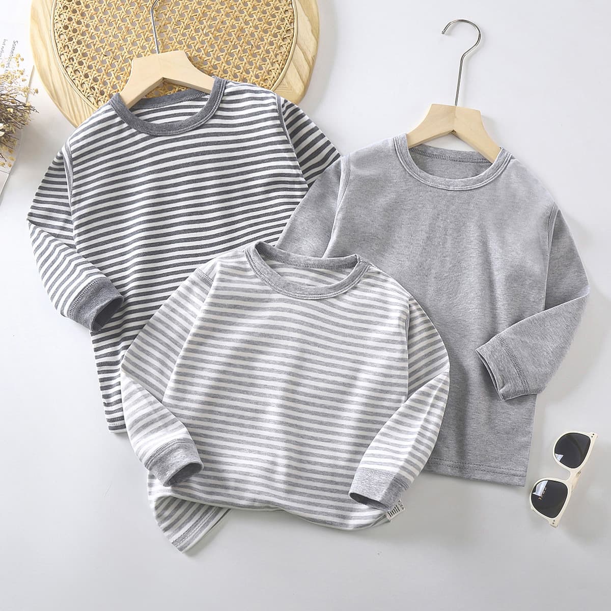 Children's cotton thermal underwear, seamless top, loungewear, pajamas, autumn and winter striped style for medium and large children.