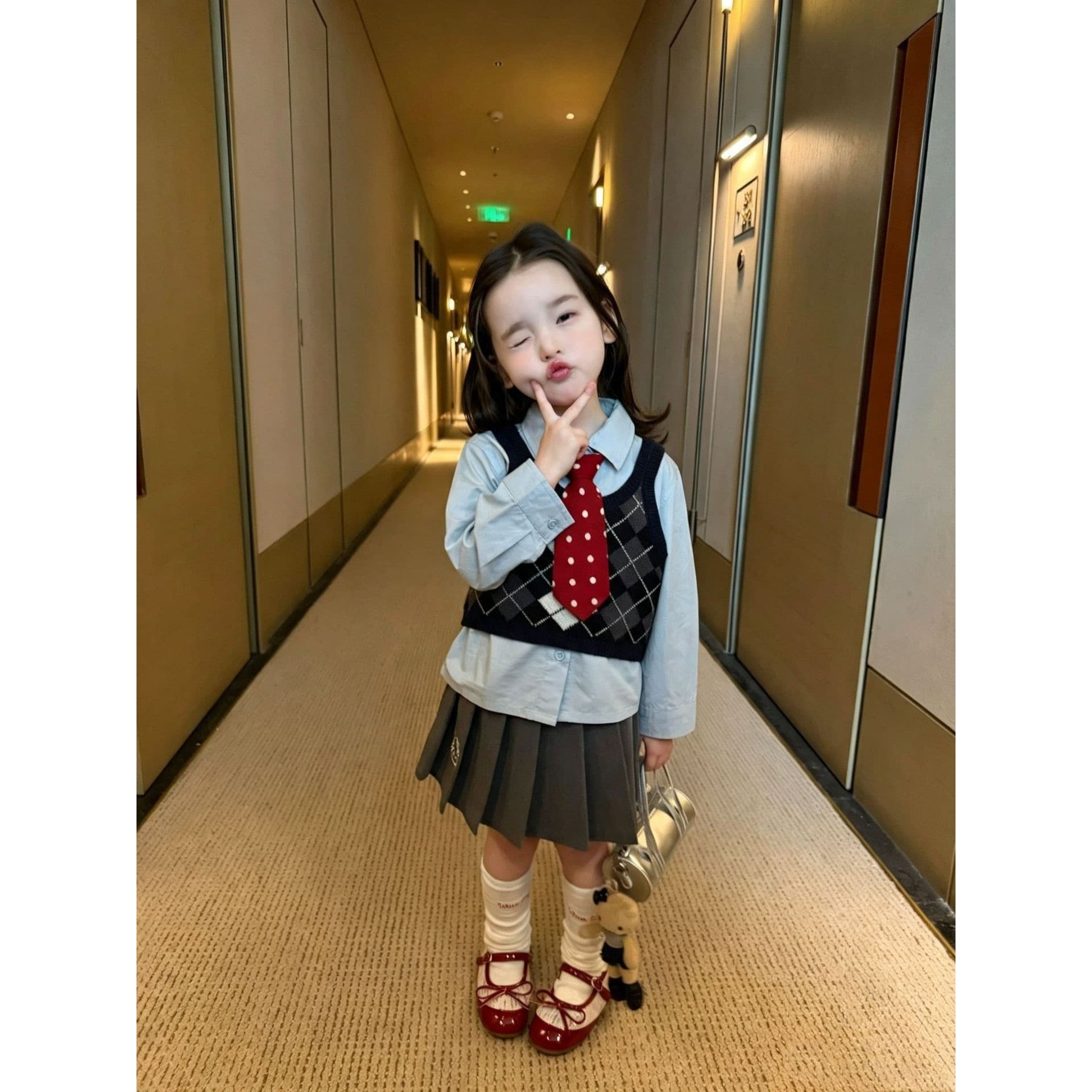 Tianxiaosi Girls' Preppy Style Set Children's Knit Vest Shirt with Tie Top Pleated Skirt Trendy