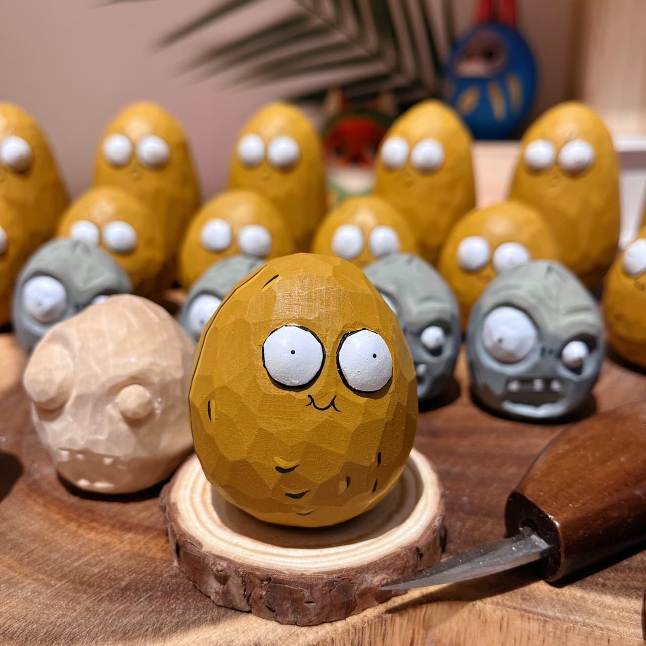 Nut wood carving ornaments, handmade wood carvings by Haotong Wood, new popular style, perfect for gifting to girls, boyfriends, or best friends.