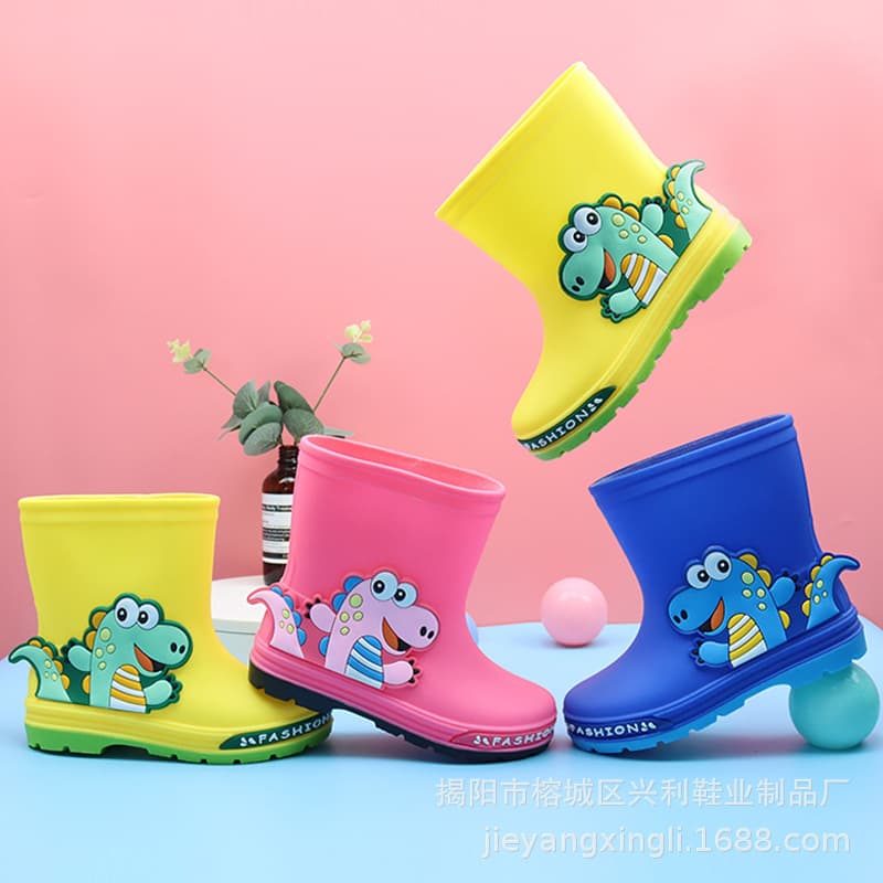 Baby rain boots, cute dinosaur-themed water shoes for boys, rubber shoes for elementary school students, non-slip and lightweight rain boots for girls and older children.