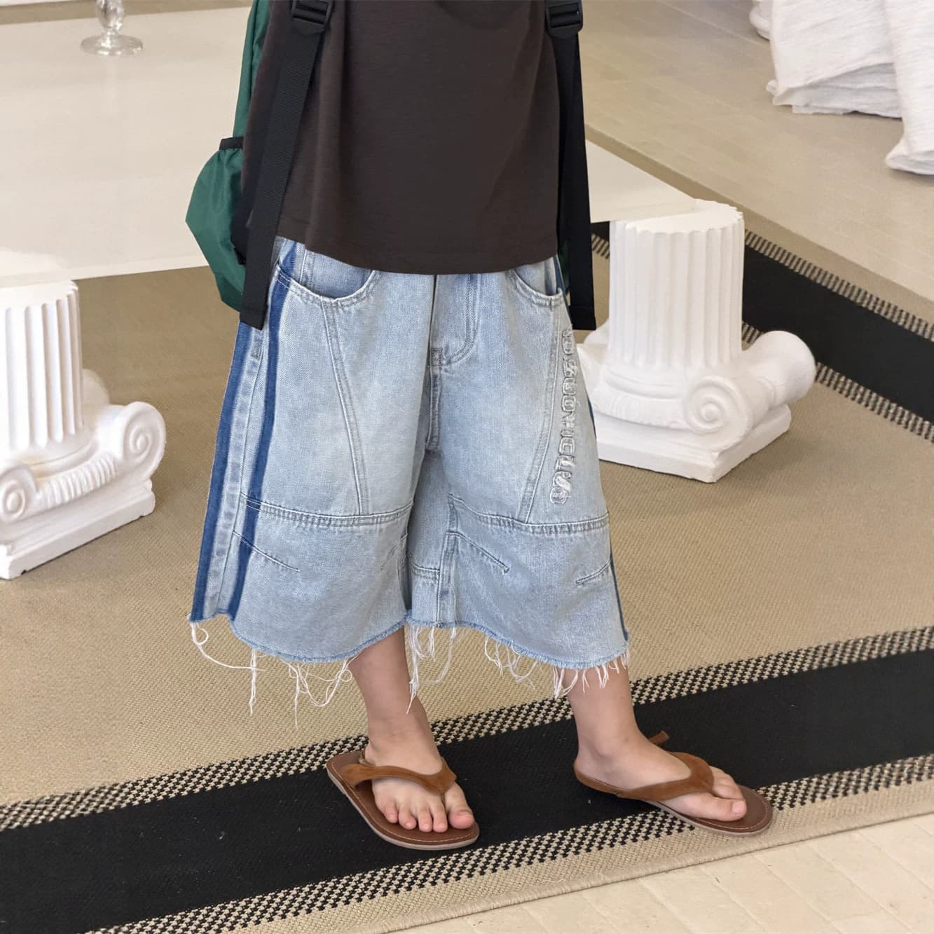 2026 Children's Summer Raw Edge Denim Pants for Boys and Girls Retro Washed and Distressed Wide Leg Six-Point Pants for Baby Personality