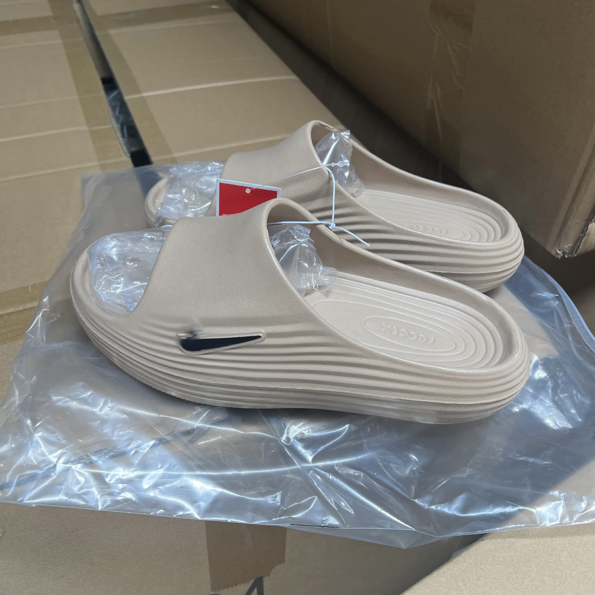 Cloud-like thick sole sports slippers for men, summer outdoor wear, simple and stylish, soft sole, durable, comfortable, elevated beach slippers