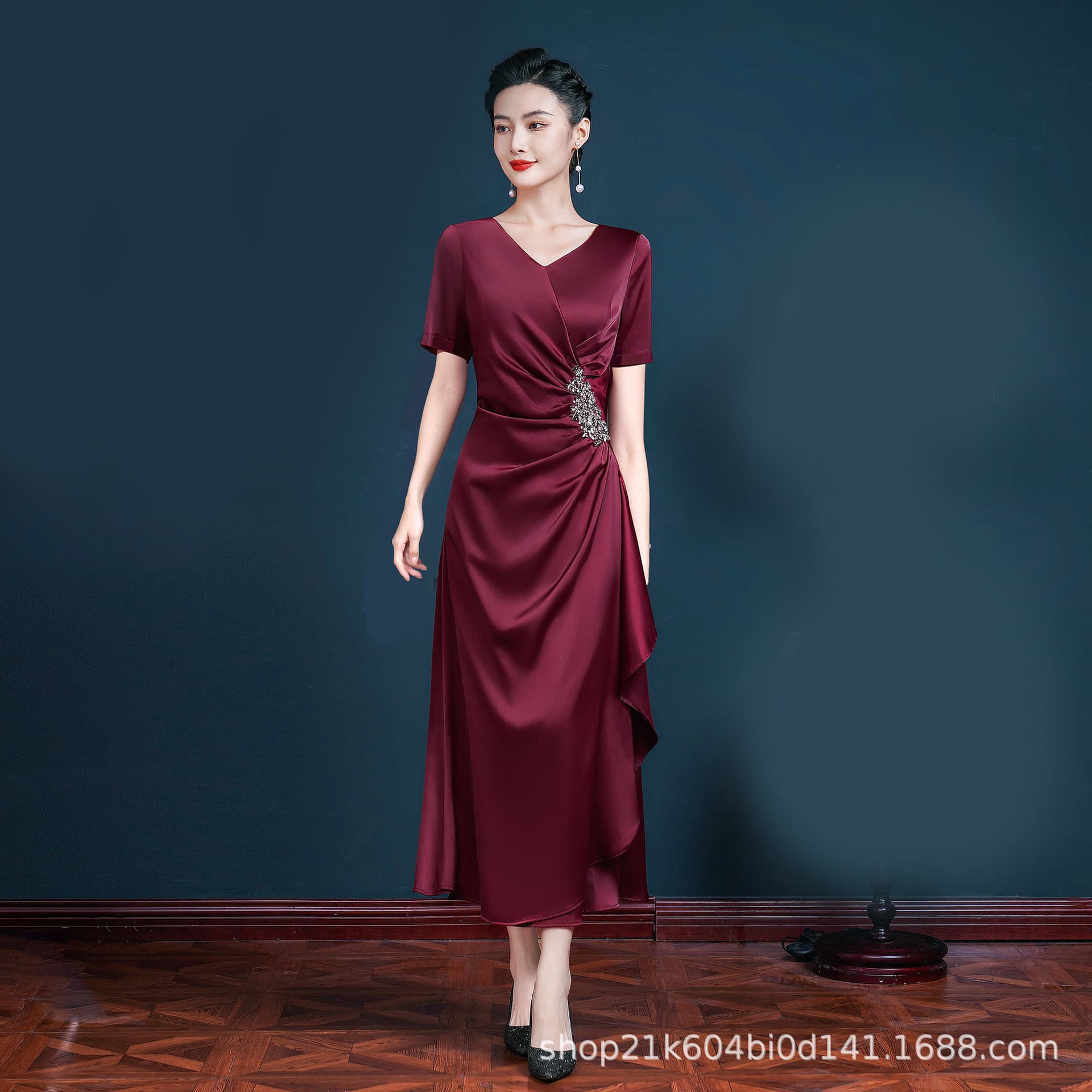 Mother of the Bride Dress for Middle-aged and Elderly Women Long Flared V-neck Pleated Gown