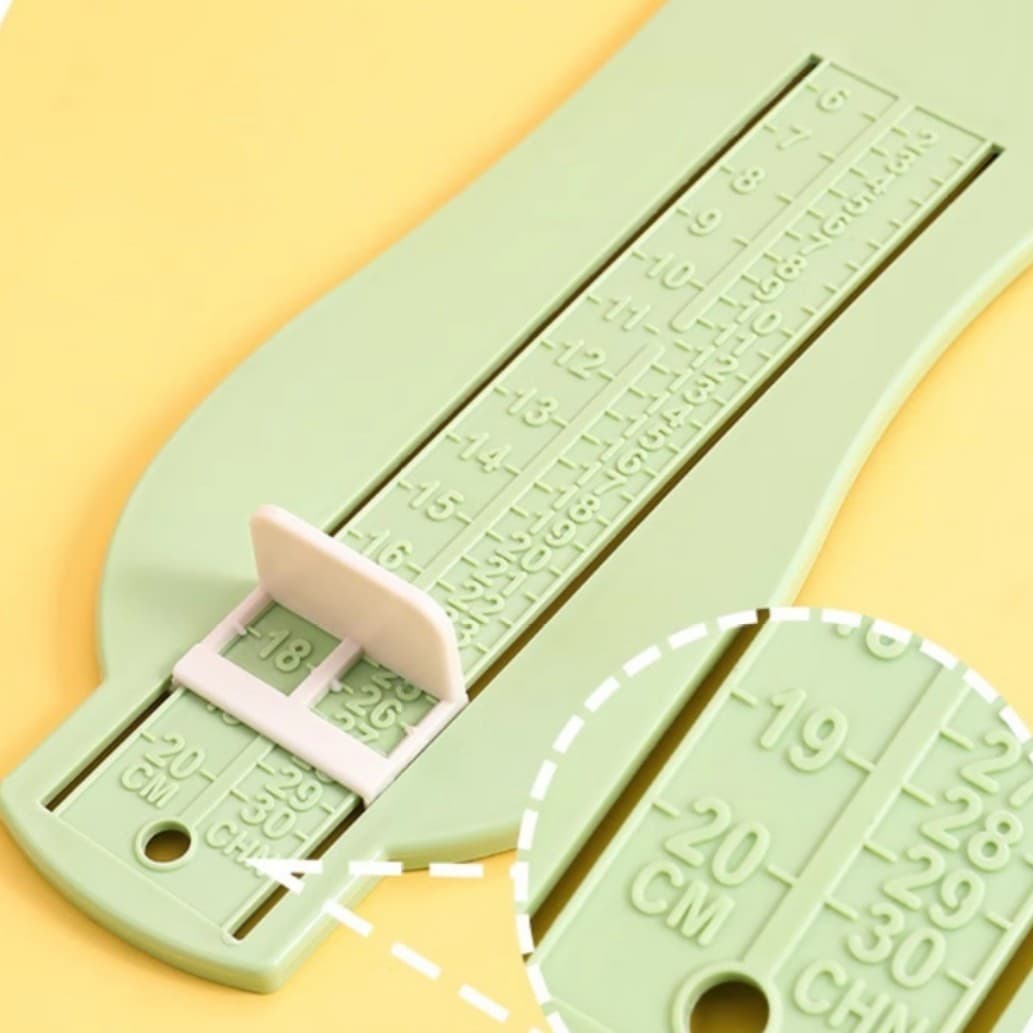 Home baby foot measuring device, universal length measuring instrument, shoe size measuring tool, children's shoe buying essential.