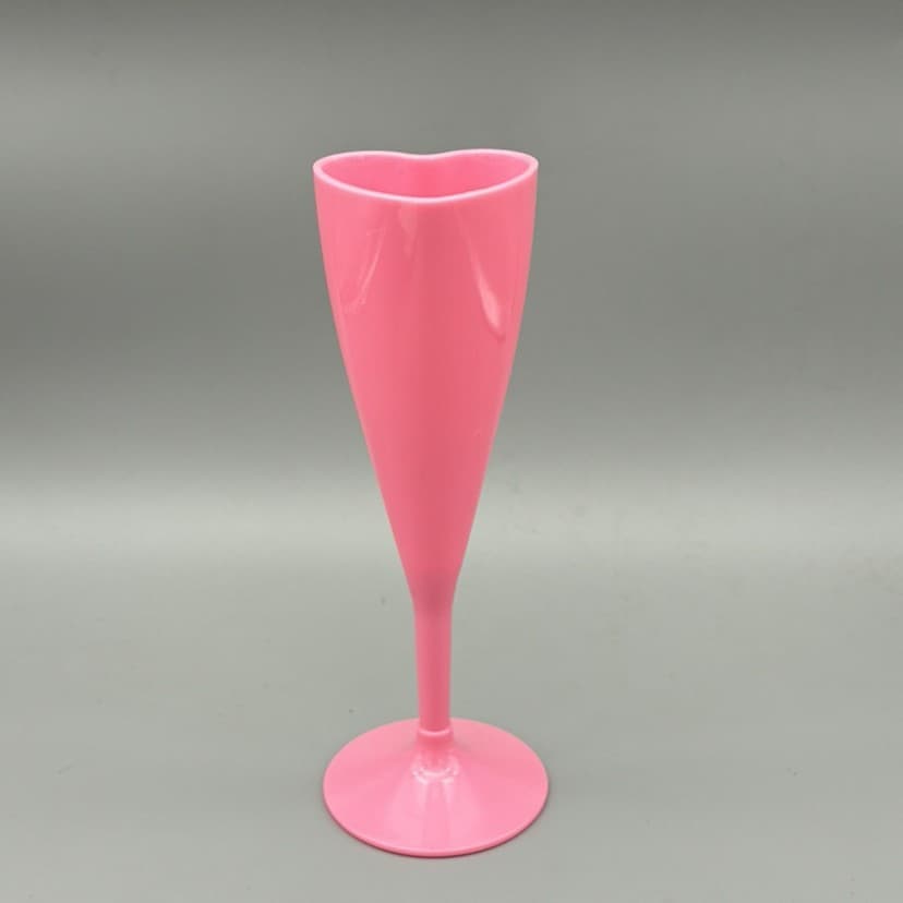 Simple plastic cup, pink love-shaped cocktail cup, red wine glass, champagne glass, juice cup, European-style goblet