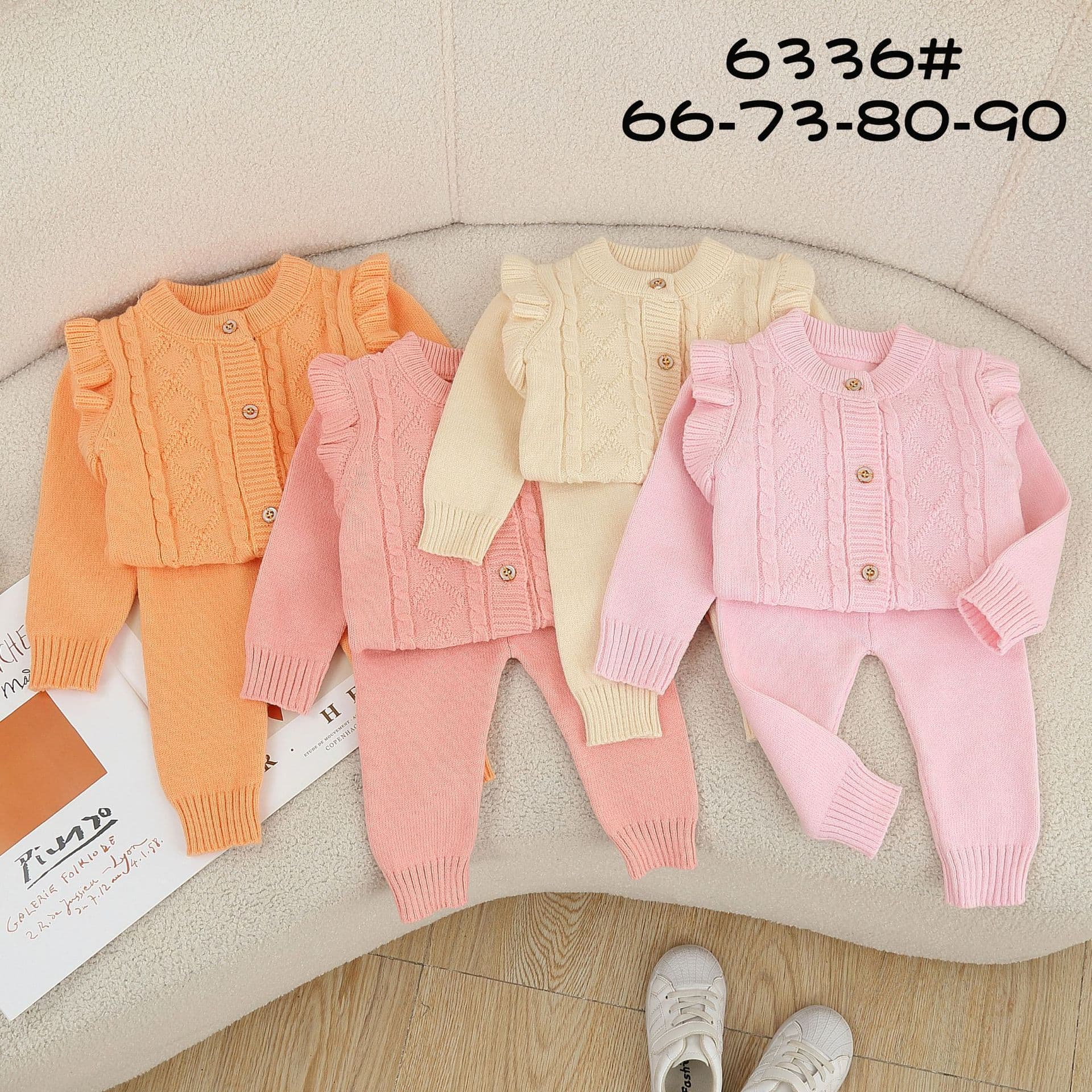 Girls' knitted sweater autumn and winter little girl's sweet love sweater for small children and babies, fashionable and warm two-piece set