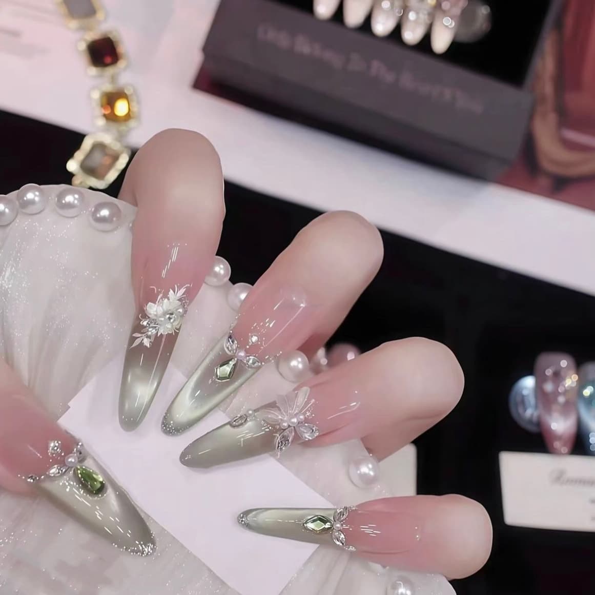 [Clear Dew Butterfly Shadow] Handmade Press-On Nails Ice-Transparent Fresh Green Cat Eye Butterfly Rhinestone High-End Nail Tips
