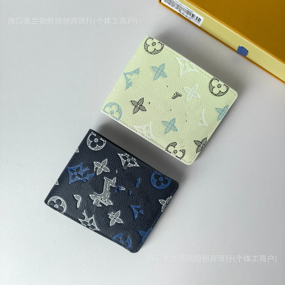 Cross-border wallet in grained cowhide leather, durable and tough, featuring blue and white line-drawn Monogram pattern