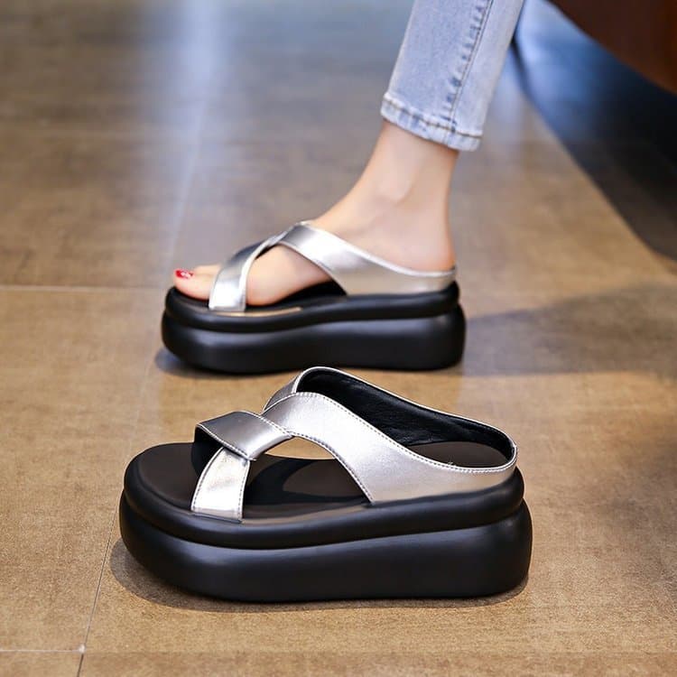 Soft Leather Platform Thick Sole Slides for Women Summer 2026 New Anti-Slip Soft Sole for Dresses Versatile Beach Sandals