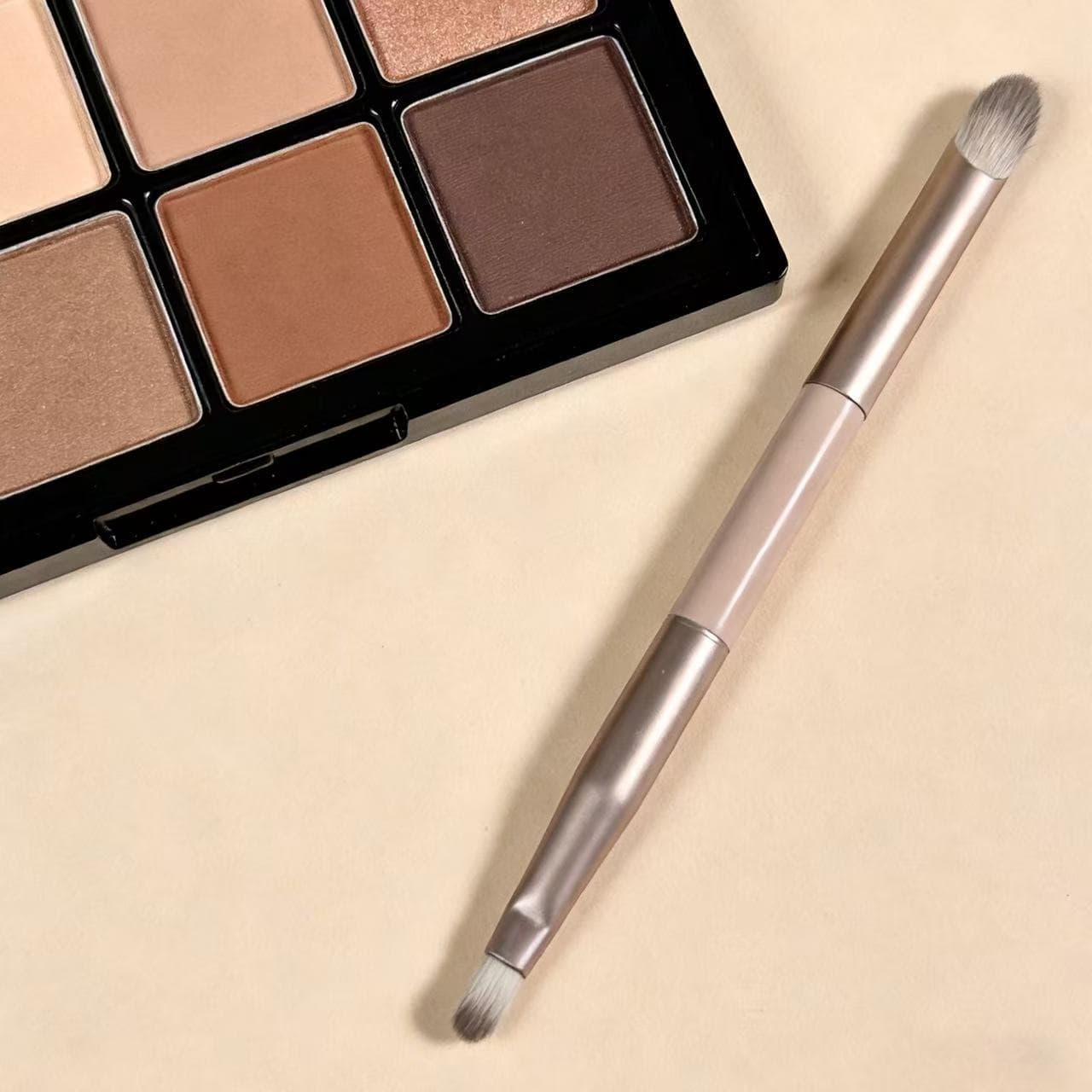 Single double-ended eye makeup brush, eye shadow brush, lip brush, highlight brush, nose shadow brush, simple and easy to use, easy to carry