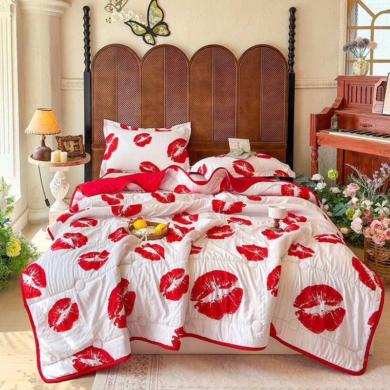 2026 New Printed Romantic Lip Wrinkle Yarn Four Seasons Spring and Autumn Quilt Quilt Core Can Wedding Can Be Machine Washed