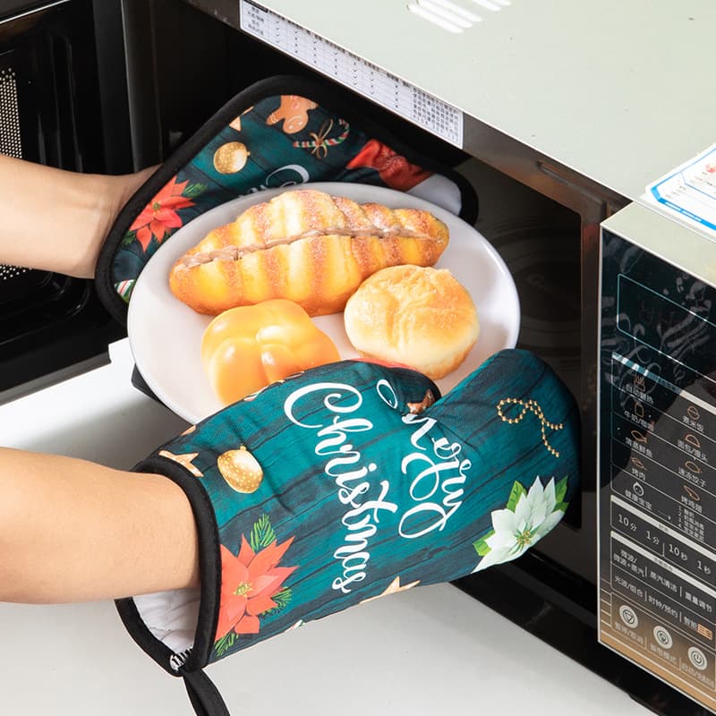 Cross-border spot wholesale Christmas printed oven gloves, high temperature resistant and anti-scalding microwave oven insulated gloves set