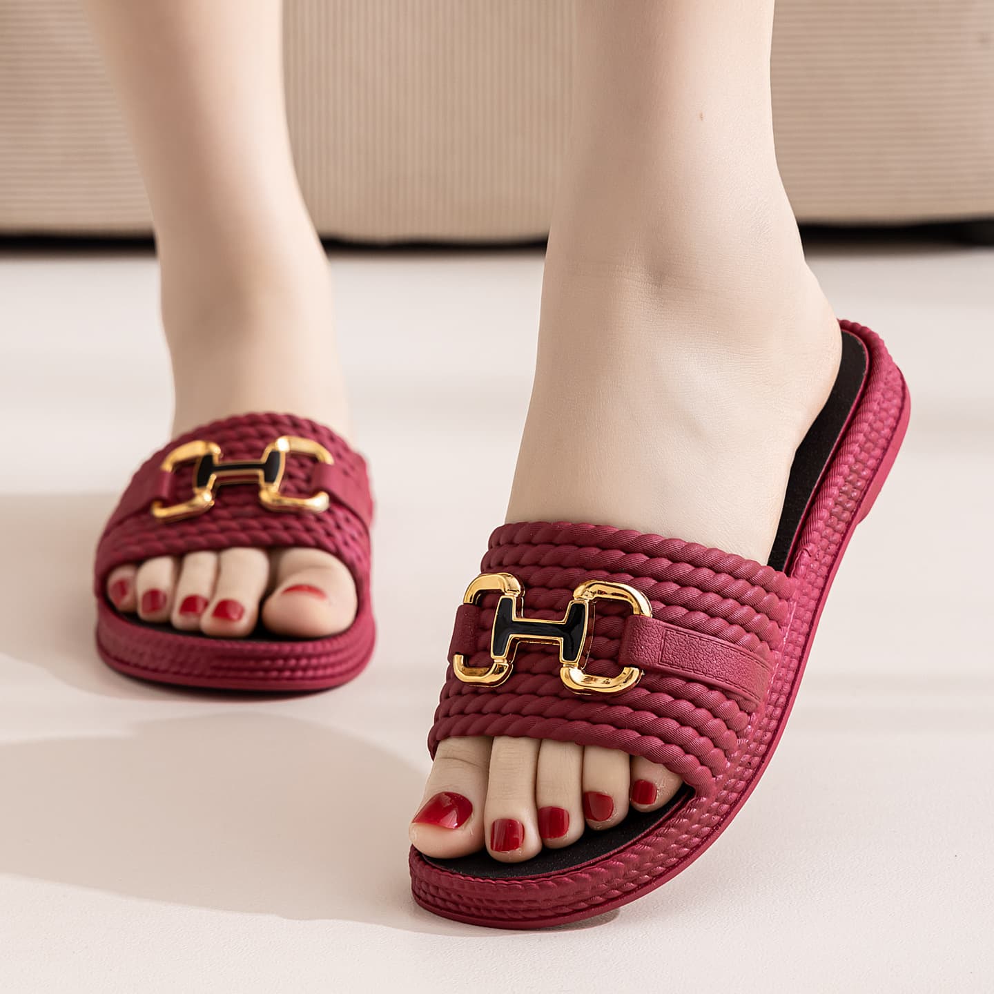 Women's Summer Outdoor Thick-Soled Slippers, New Style for Moms, Durable, Non-Slip, Soft, Comfortable, Casual