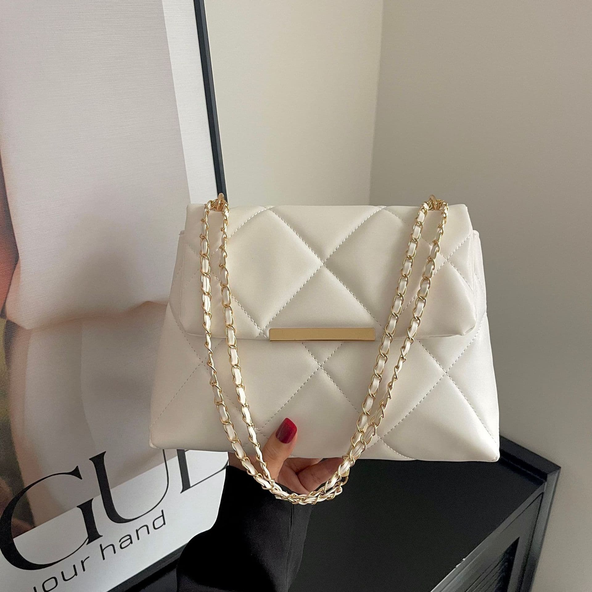 Diamond-Quilted Chain Bag 2024 New Commuter Small Fragrance Style Minimalist Crossbody Bag Large Capacity Fashion Shoulder Bag