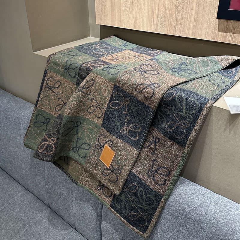 Rongjie factory wholesale car blanket, four-season hand-rolled edge heavy-weight fleece blanket, nap office wool throw