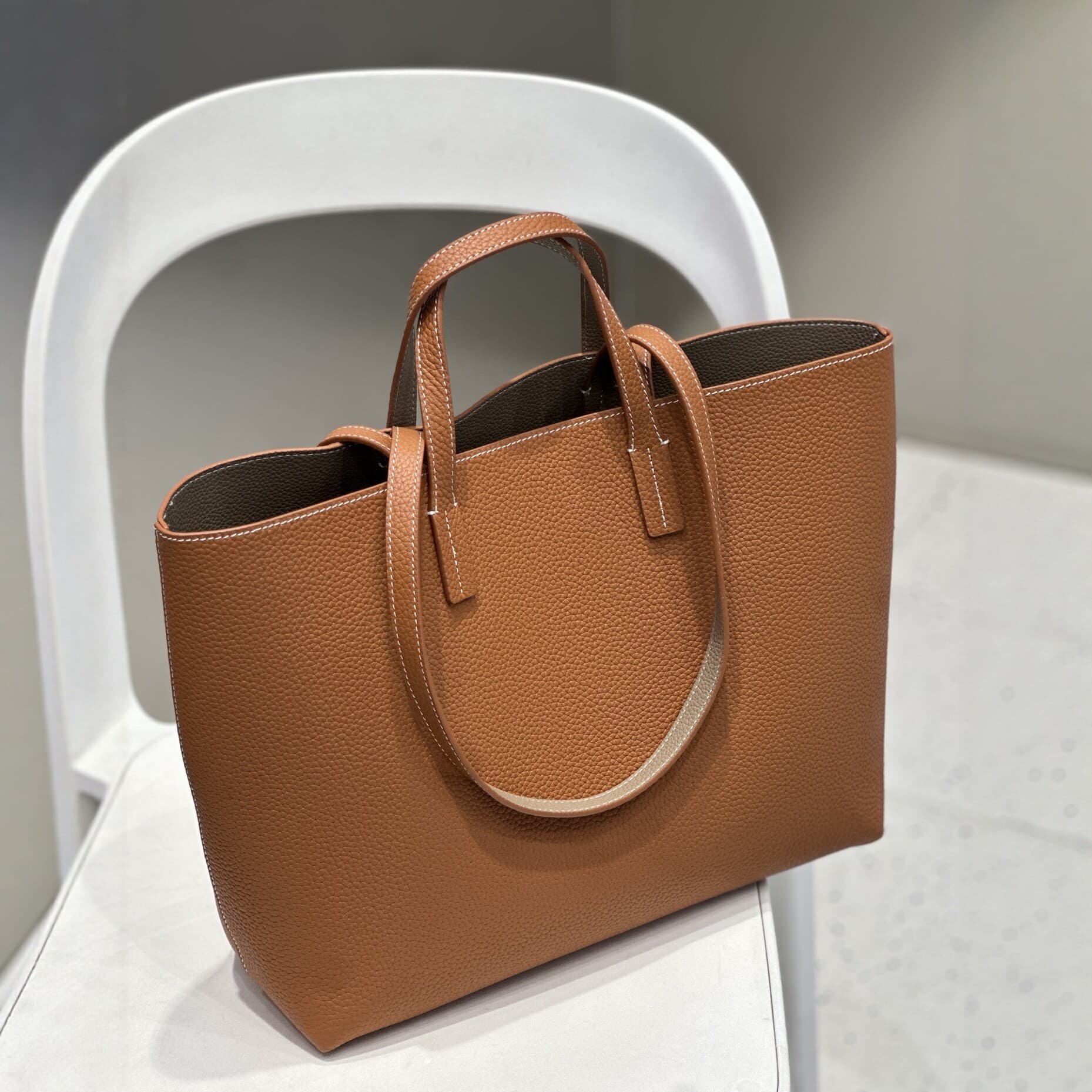 Top-Grain Cowhide Tote Bag for Women, Large-Capacity Commuter Shoulder Bag, Minimalist Color-Block Handbag, Genuine Leather Bucket Bag
