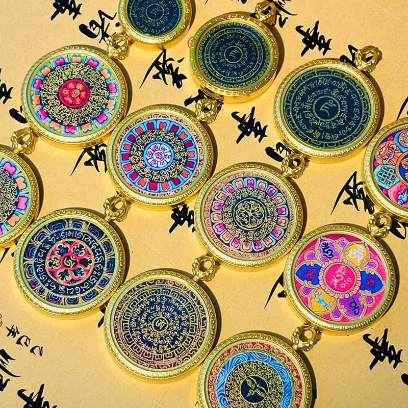 Regong Nepal Tibetan hand-painted gold thangka six-character mantra round card 3.0 card core pendant