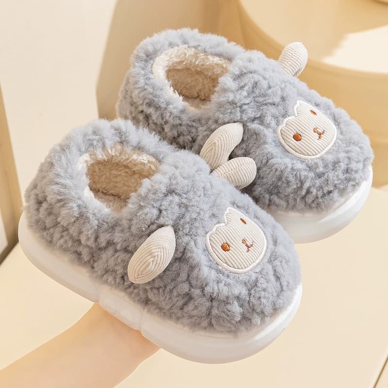 Winter warm furry slippers for children of all sizes, boys and girls, cute cartoon slippers for indoor use, wholesale.