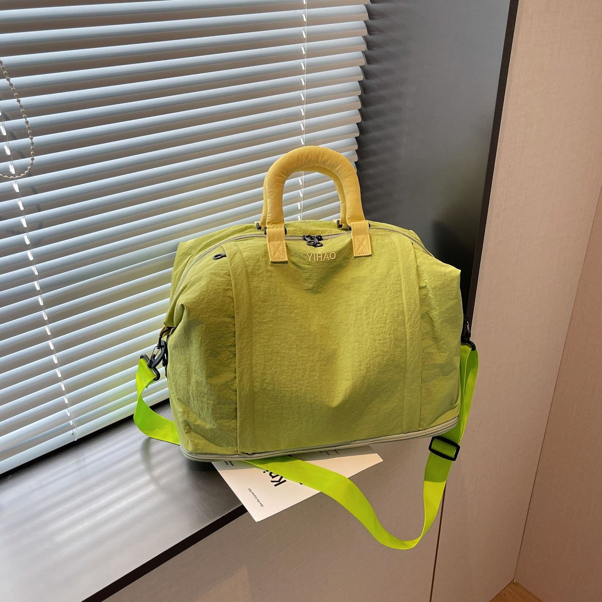 Large-capacity lightweight travel bag, portable crossbody bag, yoga fitness bag, portable high-profile storage luggage bag