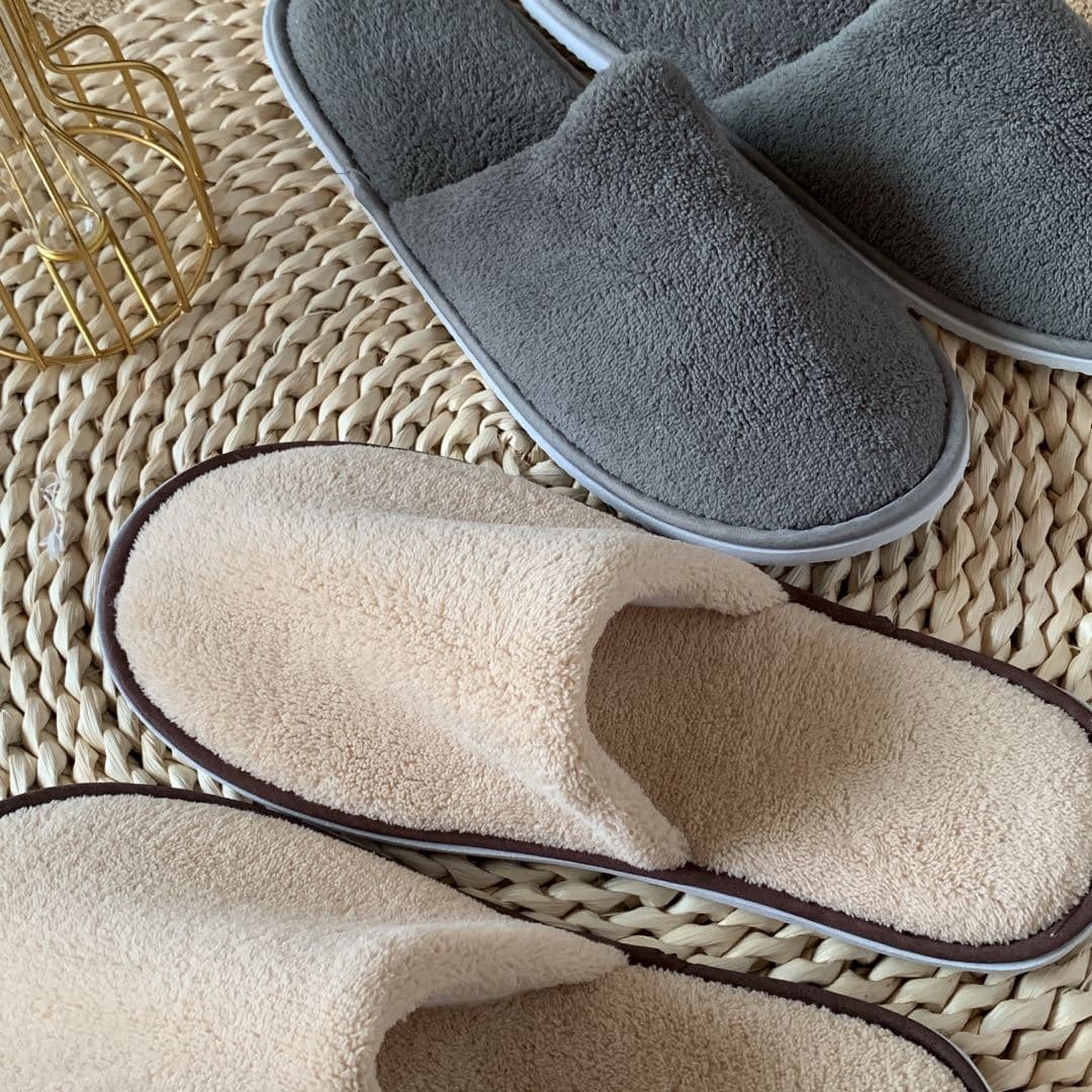 Five-star hotel slippers for indoor home use, hospitality B&Bs, thickened anti-slip disposable coral fleece slippers wholesale.