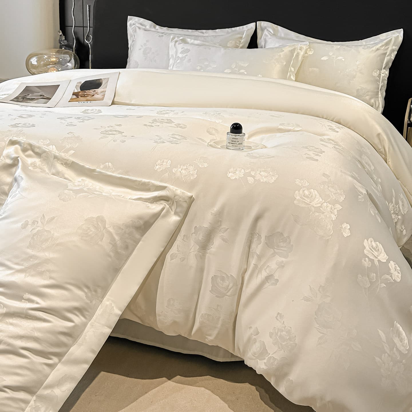 Light Luxury Tencel Summer Quilt Four-Piece Set, Air-Conditioning Quilt, Ice Silk Jacquard, Silky Smooth Duvet Cover for Sleeping Naked, Bedding Three-Piece Set with Fitted Sheet