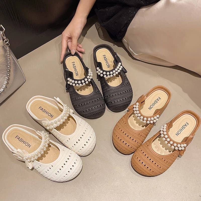 New style women's summer slippers, fashionable, non-slip, one-strap, fairy-style closed-toe pearl sandals, women's shoes for going out.