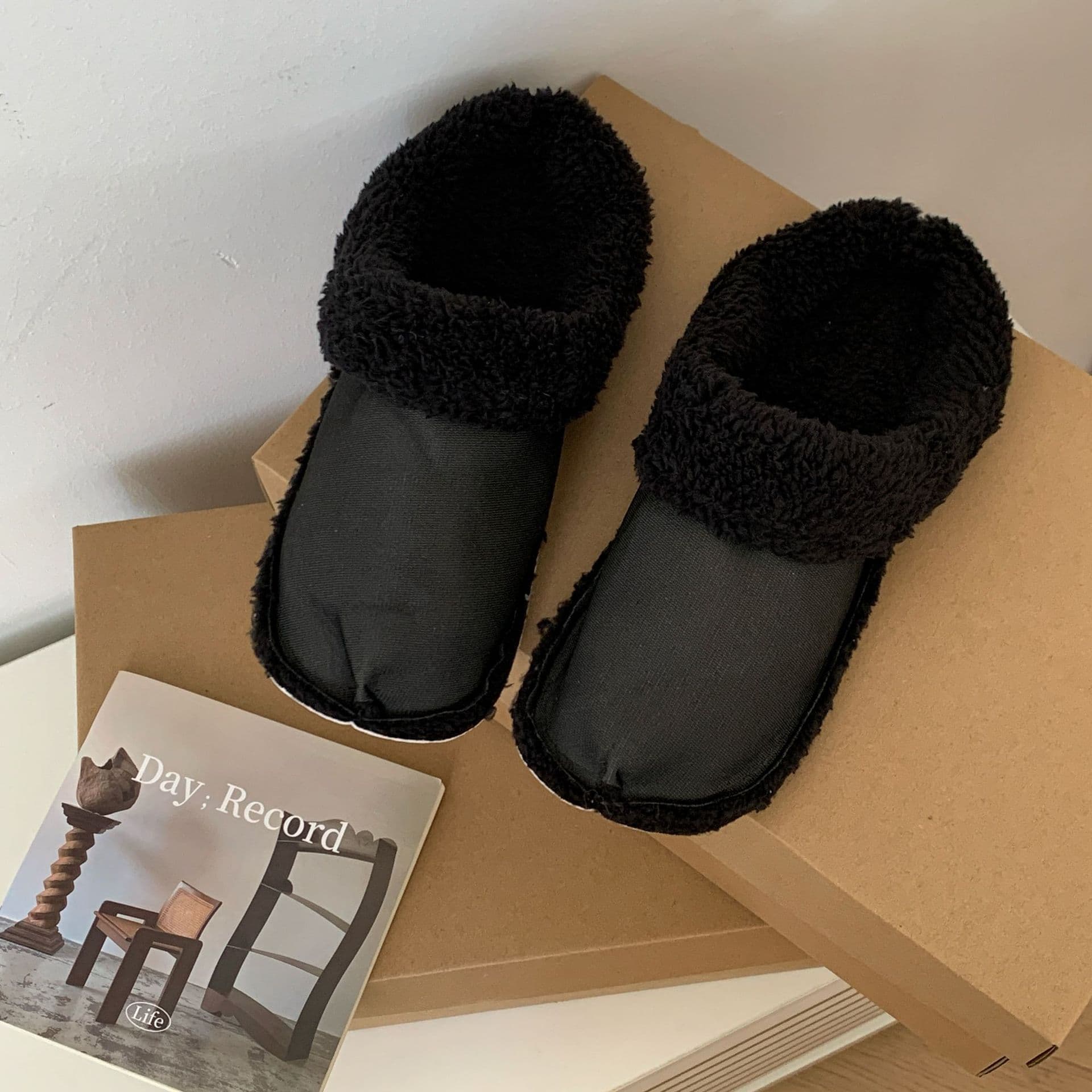 Perforated shoes with fleece lining, winter warm shoe covers, thickened soft plush covers, removable cotton covers, furry inner shoe covers