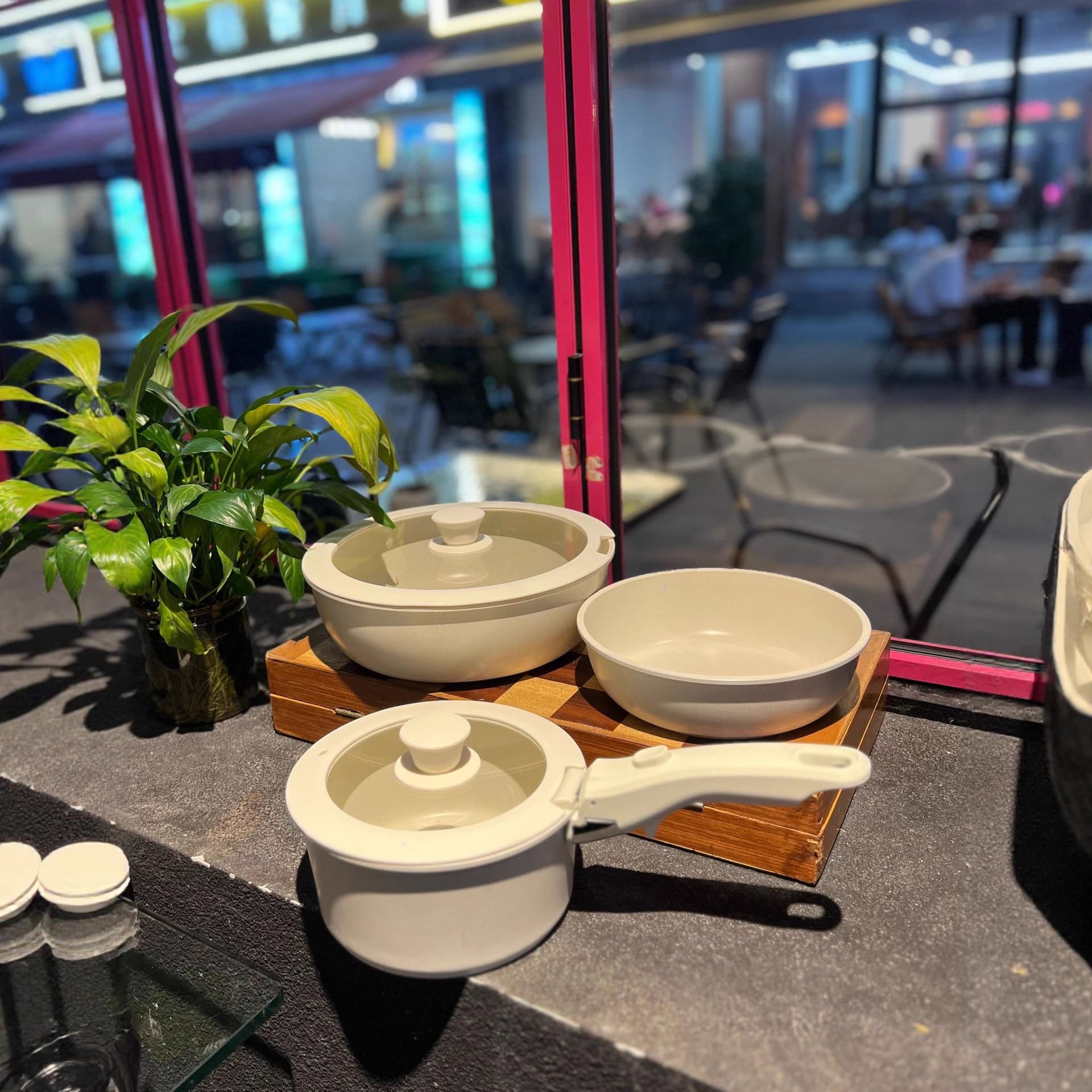 Italian Smeg Pots and Pans with Removable Handles, a Full Set of Household Non-Stick Woks and Frying Pans, High-Looking Kitchenware Sets
