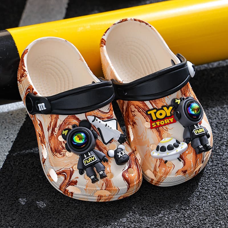 Summer children's perforated sandals, non-slip, poop-walking feel, suitable for outdoor use, beach, and for toddlers and older children.
