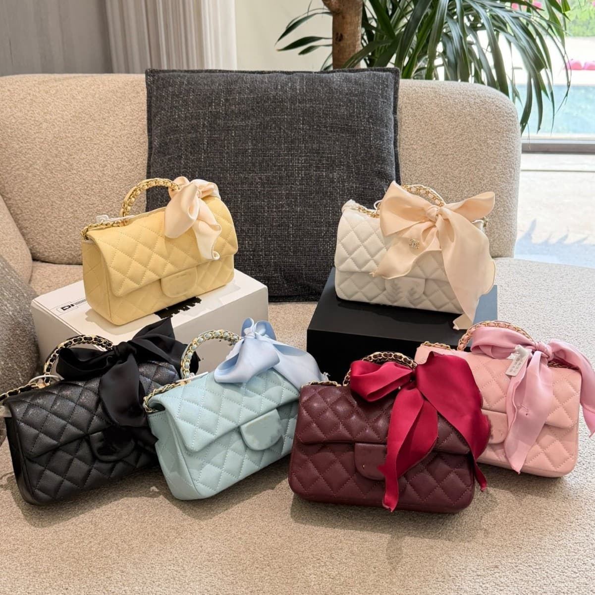 Fragrant Grandma 2026 New Small Fragrant Style Silk Scarf Hand-held One-shoulder Crossbody Fashion Versatile Women's Bag Crossbody Bag