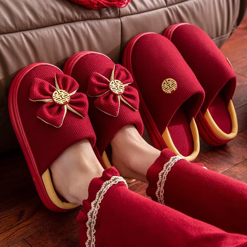 Women's wedding slippers in festive red for autumn and winter, couple's newlywed dowry, thick-soled, slip-resistant cotton home slippers.