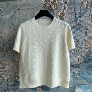Shenzhen Nanyou Spring/Summer Old Money Style Knit Short-Sleeve Top, Embossed Letter Wool Embroidery Classic Pattern Minimalist