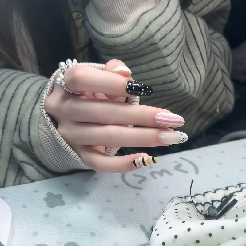Niche design striped polka dot nail polish, pink and yellow contrasting colors, gentle whitening, reusable wearable nails