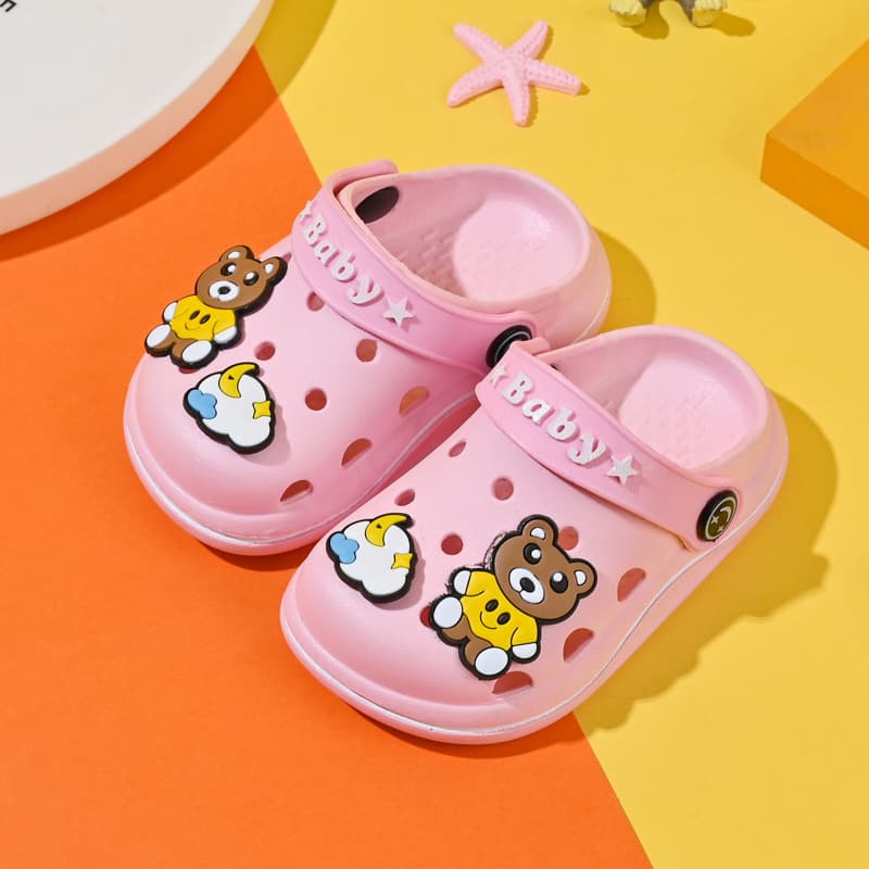 Cross-border supply of bear-themed children's crocs, wholesale casual closed-toe cartoon soft-soled anti-slip backstrap sandals