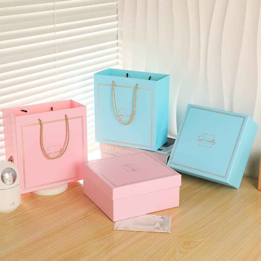 Factory direct sales clothing store packaging, hand-held gift box, Valentine's Day, birthday, holiday packaging, paper box, portable