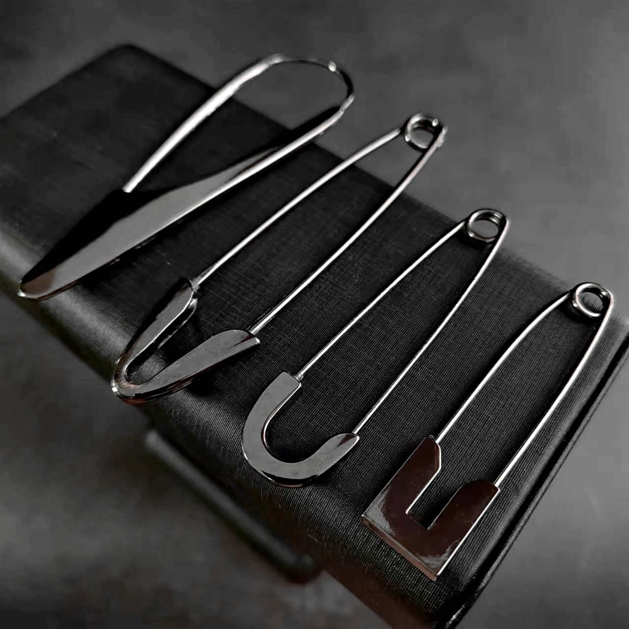 JIEMING Zinc Alloy Hanging Plated Black Gunmetal Large Pins Irregular High-shine Brand Alternative Big Clasps