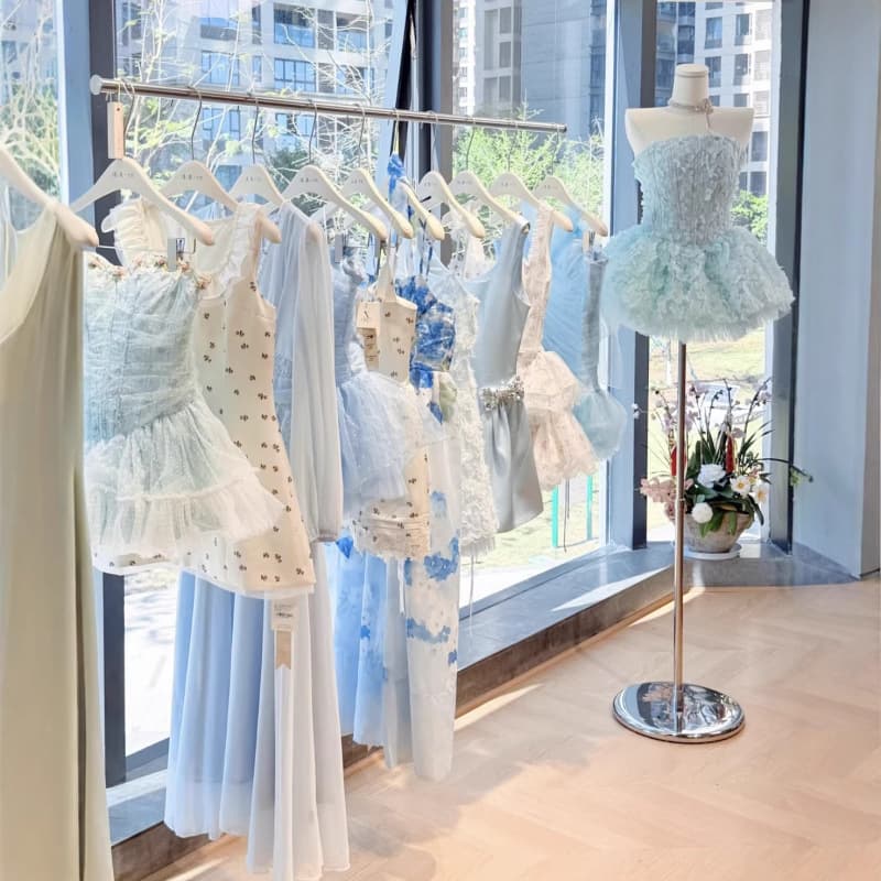 Thirteen Lines Summer New Brand Women's Tops Dresses Skirts Mixed Styles Bag Physical Store Live Streaming Booth Wholesale