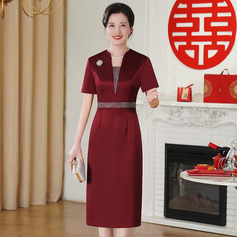 Elegant and graceful wedding dress for mothers-in-law, a new spring/summer style, slim-fitting cheongsam, suitable for everyday wear.