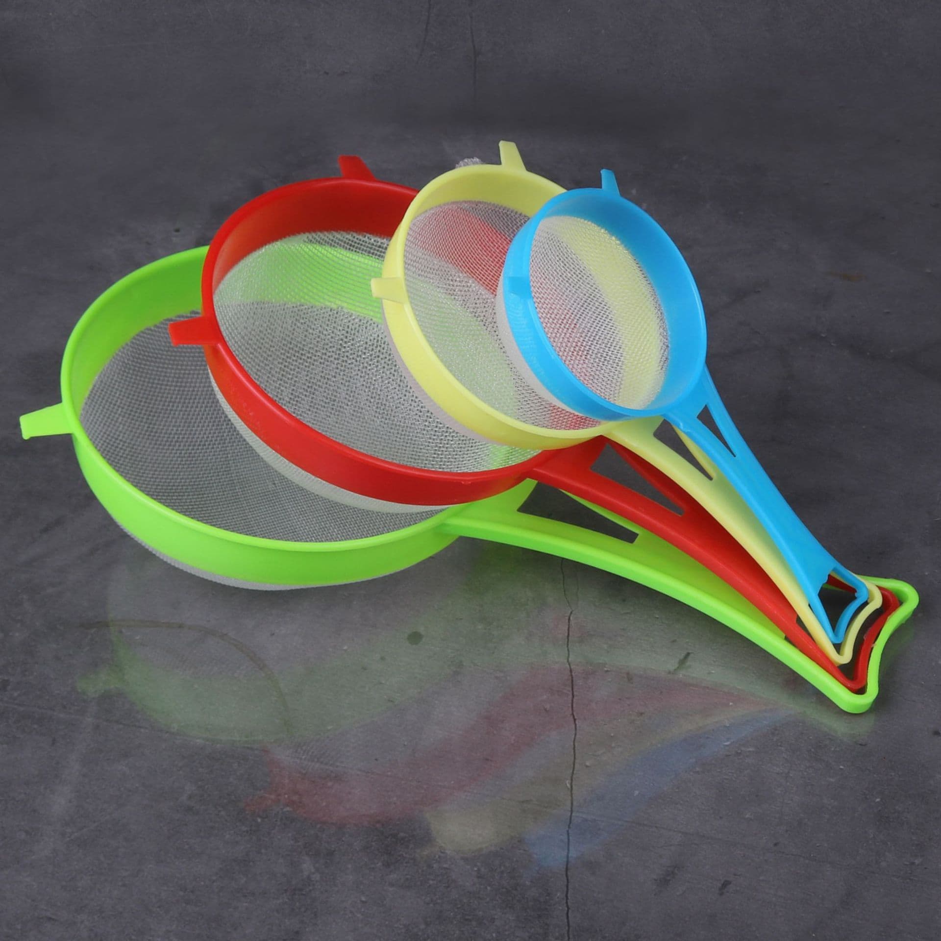 New style filtering mesh classic plastic handheld flour sieve, household mesh separator, kitchen baking.