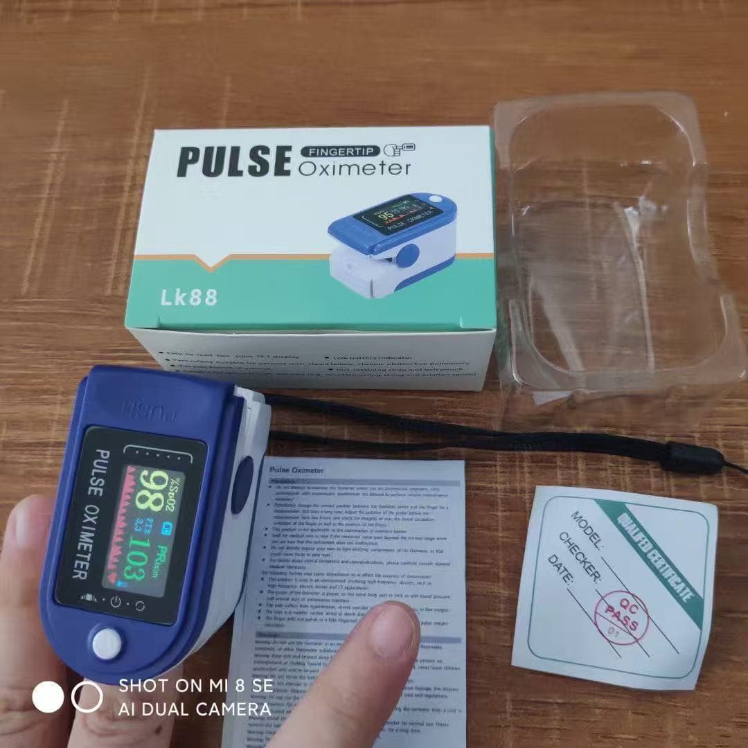 Cross-border unisex finger-clip portable pulse oximeter and forehead thermometer