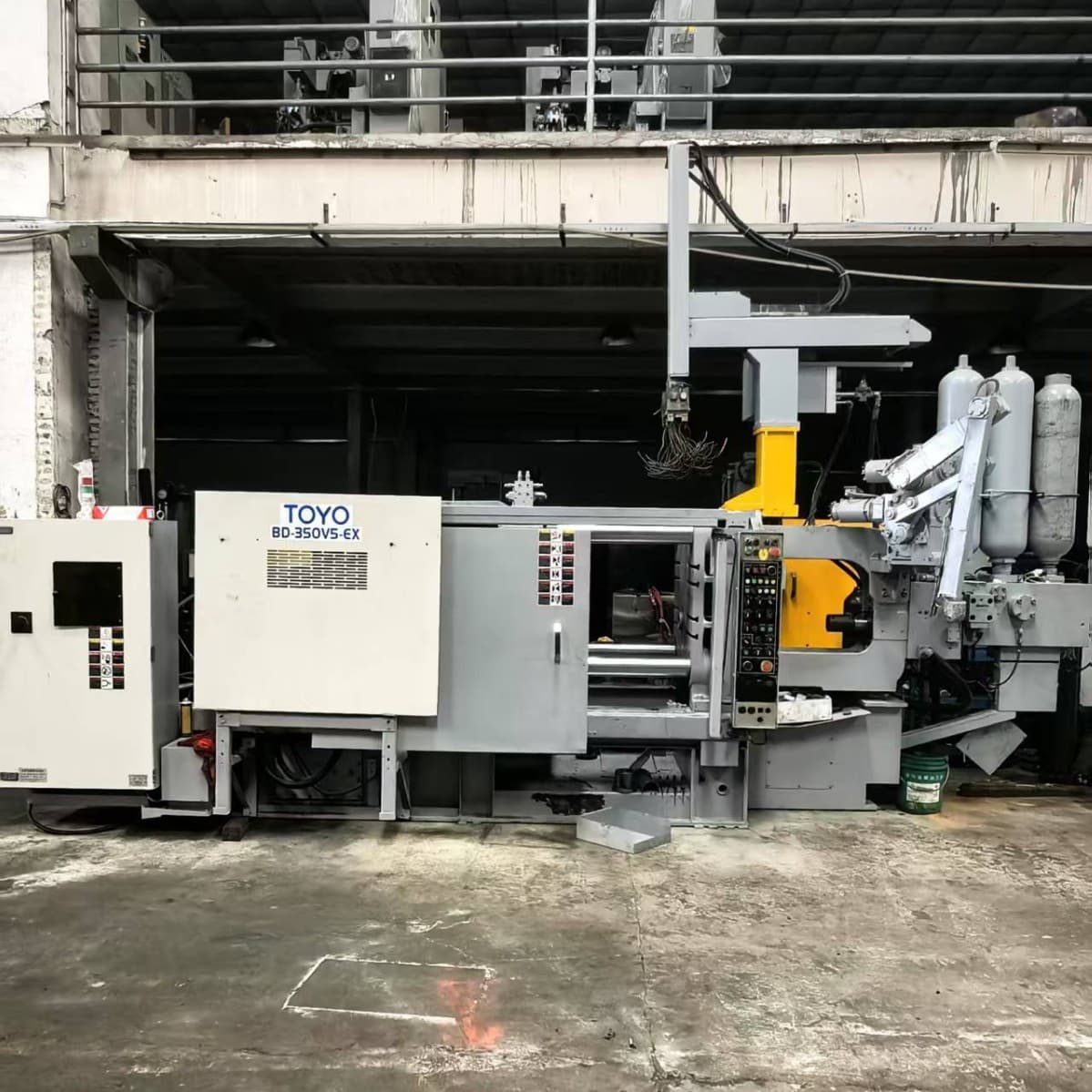 Used cold-type aluminum die-casting machine (350, 500, 650 tons, imported from Japan) for sale.